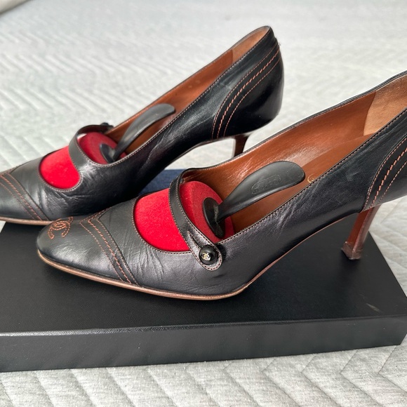 CHANEL MARY JANE CLASSIC PUMPS. SIZE 8 - Picture 2 of 6
